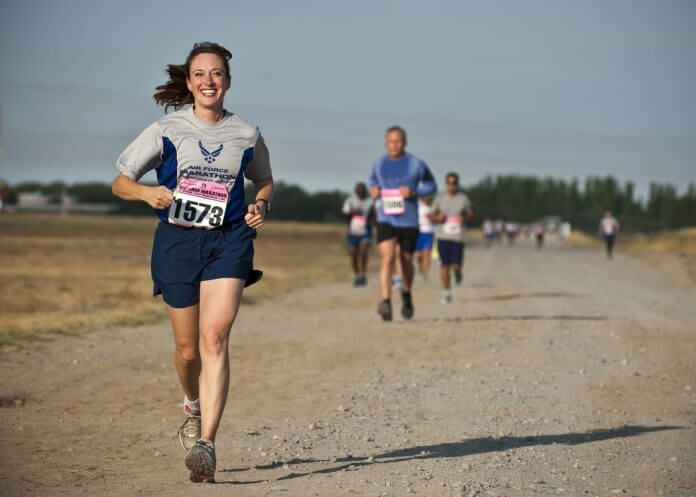 Mulher correndo uma maratona
